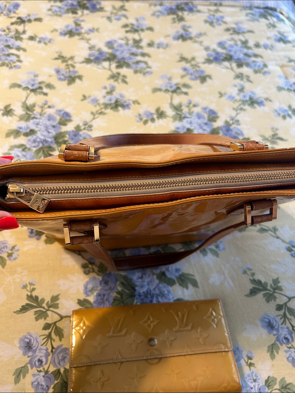 Louis Vuitton Amber Vernis Patent Tote with Matching Wallet - Picture 4 of 16